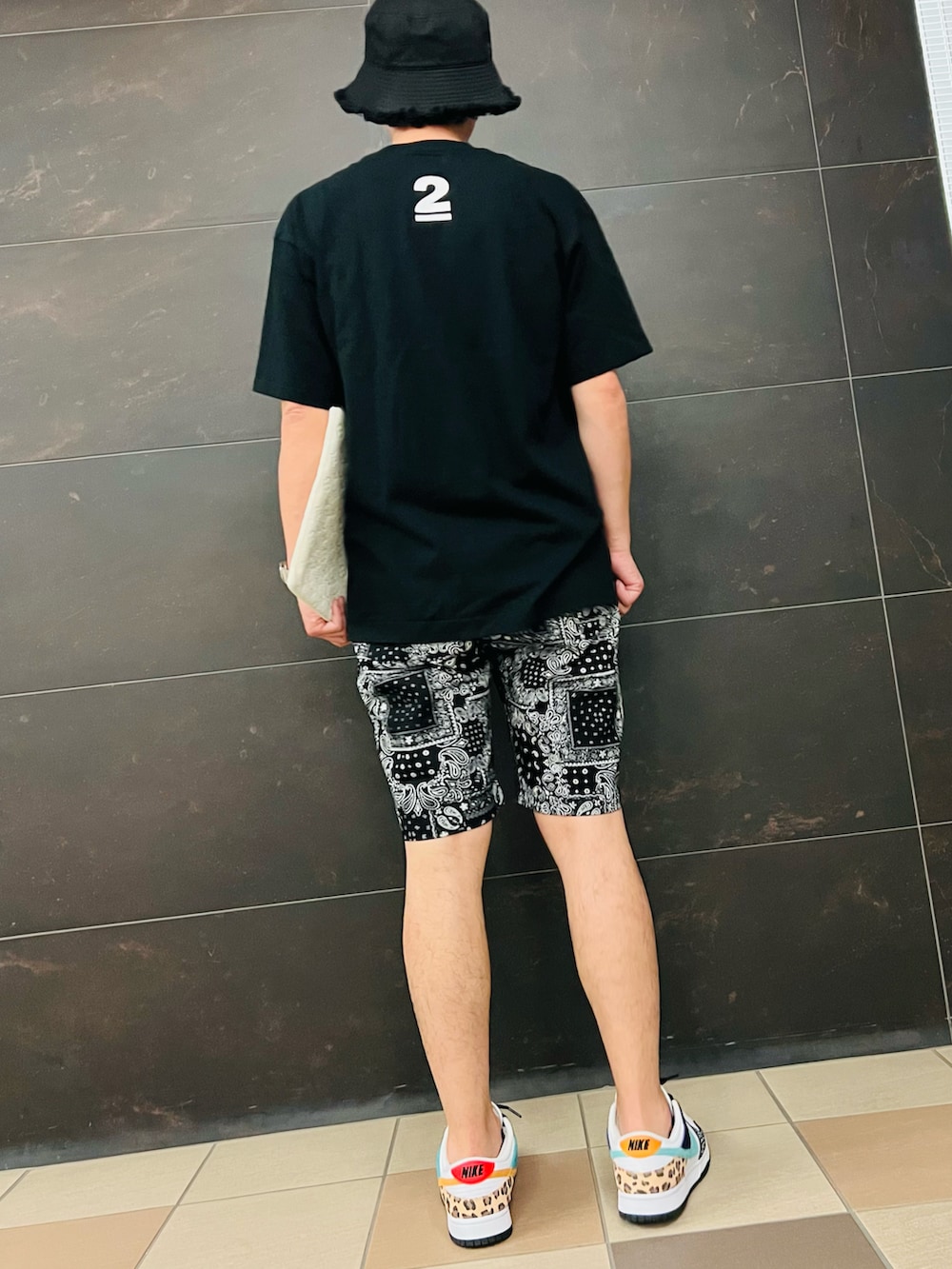 その他のその他パンツ、ブラック系のTシャツ/カットソー、ホワイト系のハンドバッグを着用したメンズの夏コーディネートの4枚目の写真