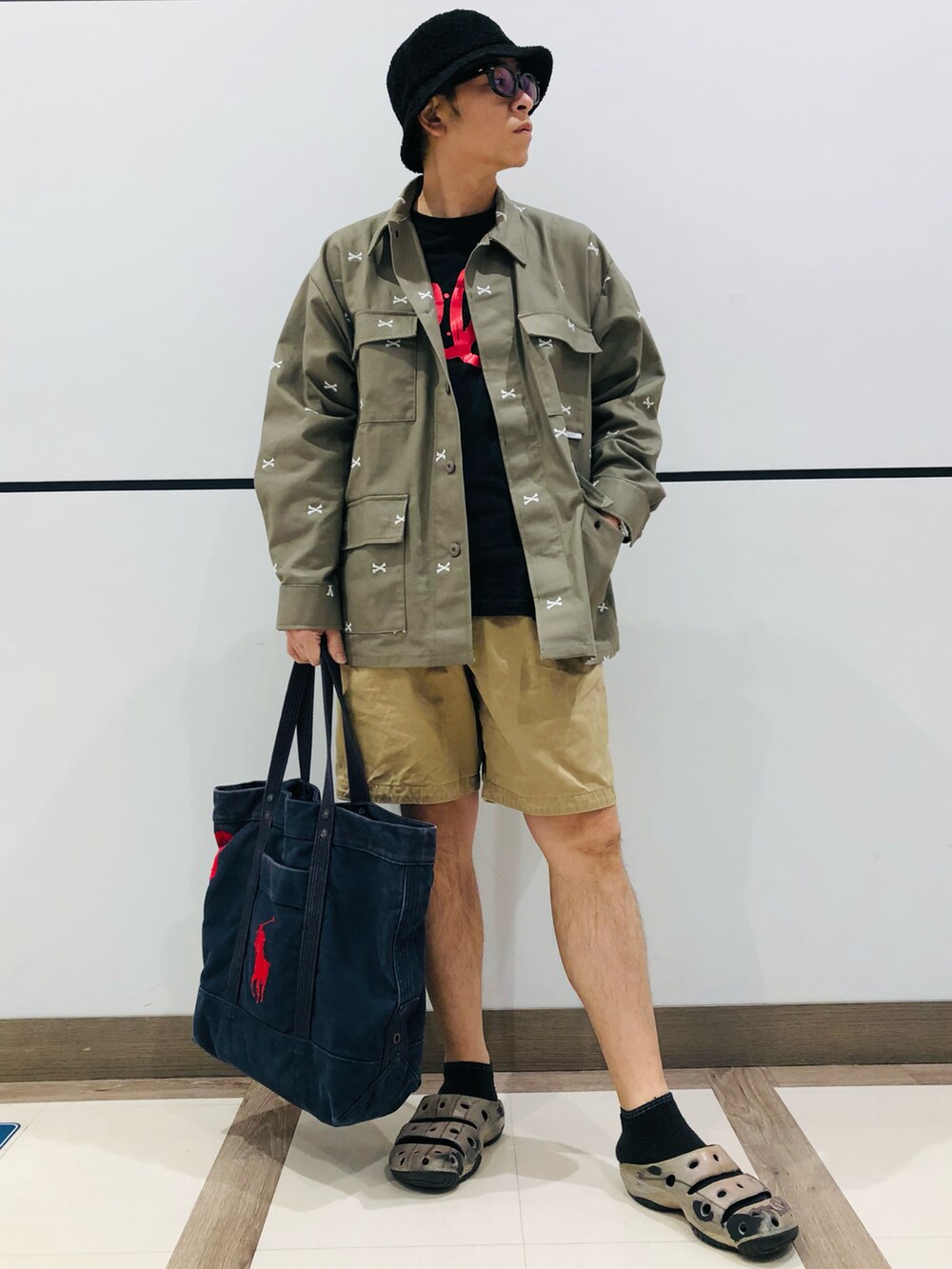 ブルー系のトートバッグ、ベージュ系のサンダル、ベージュ系のその他パンツを着用したメンズの春コーディネートの3枚目の写真