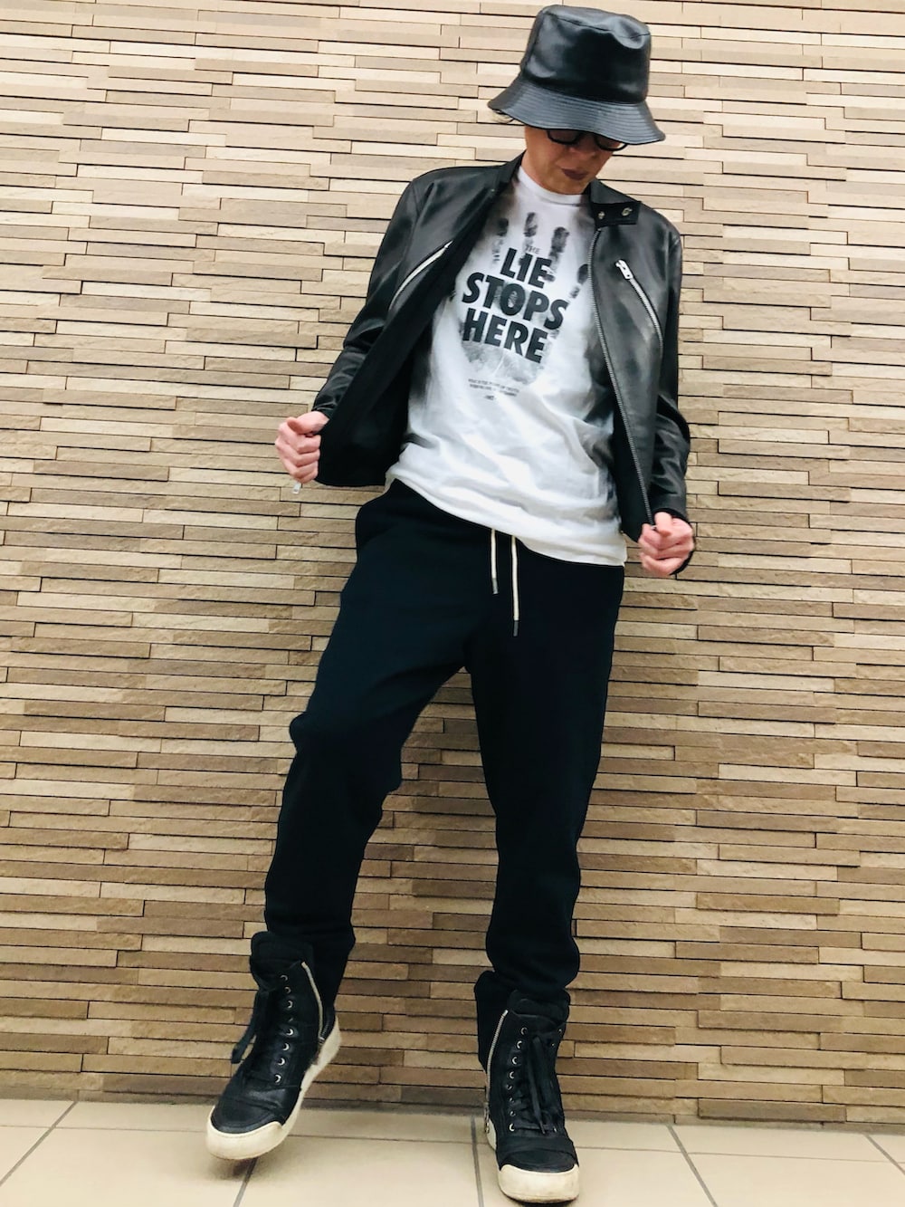 その他のライダースジャケット、ブラック系のスウェットパンツ、ブラック系のスニーカーを着用したメンズの春コーディネートの4枚目の写真