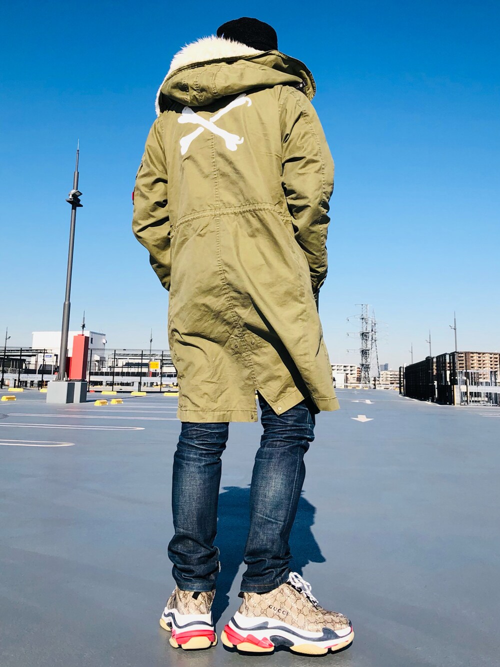 ベージュ系のスニーカー、ベージュ系のスニーカー、ブルー系のデニムパンツを着用したメンズの冬コーディネートの4枚目の写真