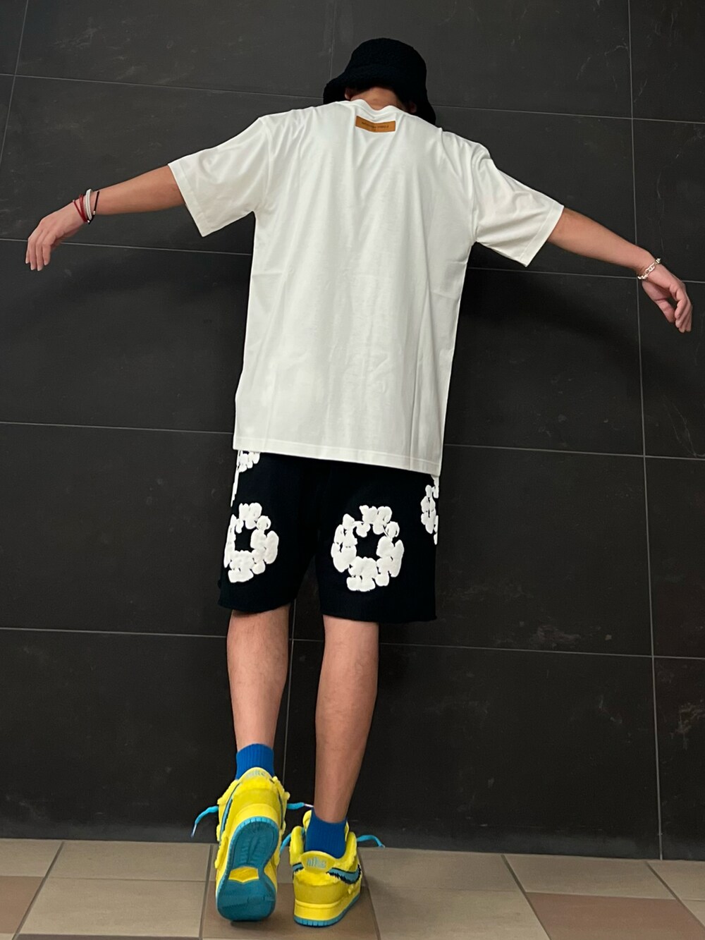 ホワイト系のTシャツ/カットソー、イエロー系のスニーカー、ブラック系のスウェットパンツを着用したメンズの夏コーディネートの2枚目の写真