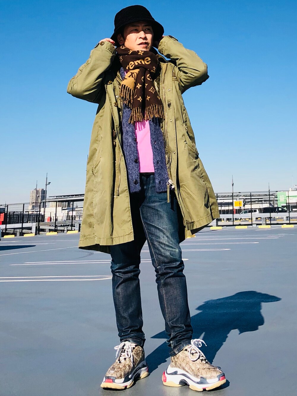 ベージュ系のスニーカー、ベージュ系のスニーカー、ブルー系のデニムパンツを着用したメンズの冬コーディネートの3枚目の写真