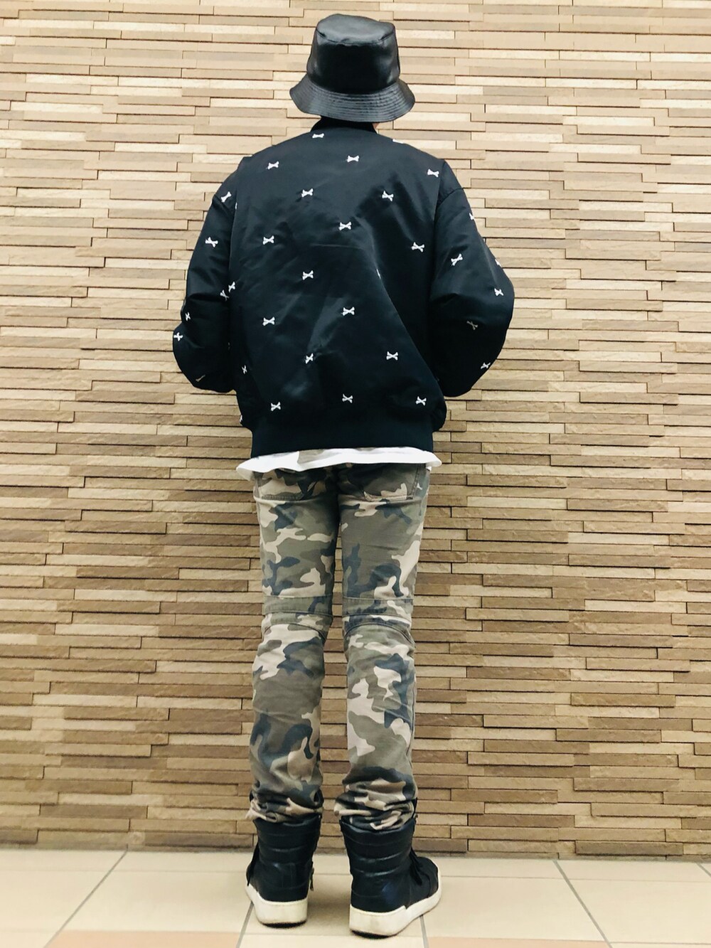 ブラック系のブルゾン、グリーン系のその他パンツ、ブラック系のスニーカーを着用したメンズの春コーディネートの4枚目の写真