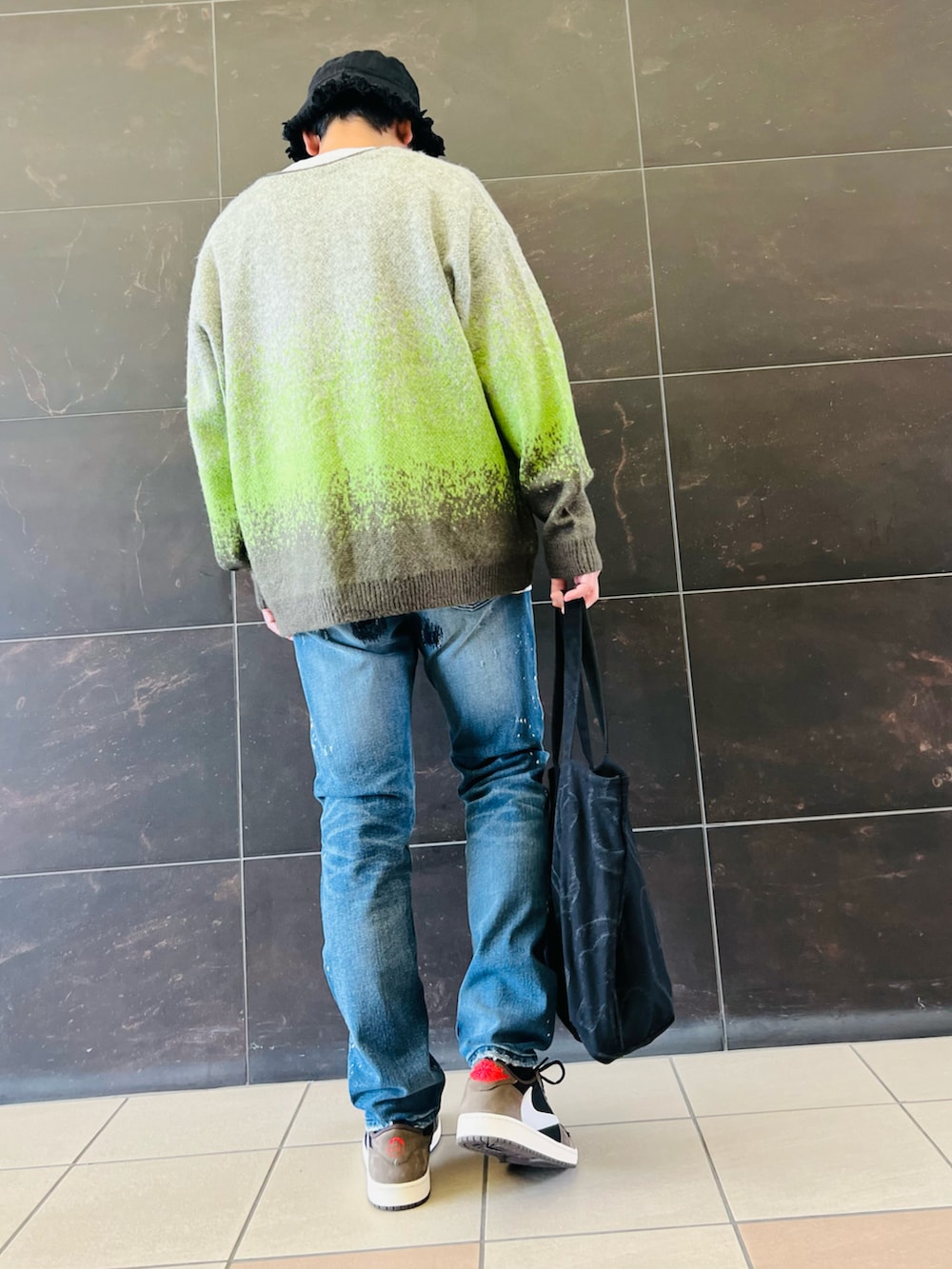 グリーン系のカーディガン/ボレロ、グレー系のTシャツ/カットソー、ブルー系のデニムパンツを着用したメンズの秋コーディネートの3枚目の写真