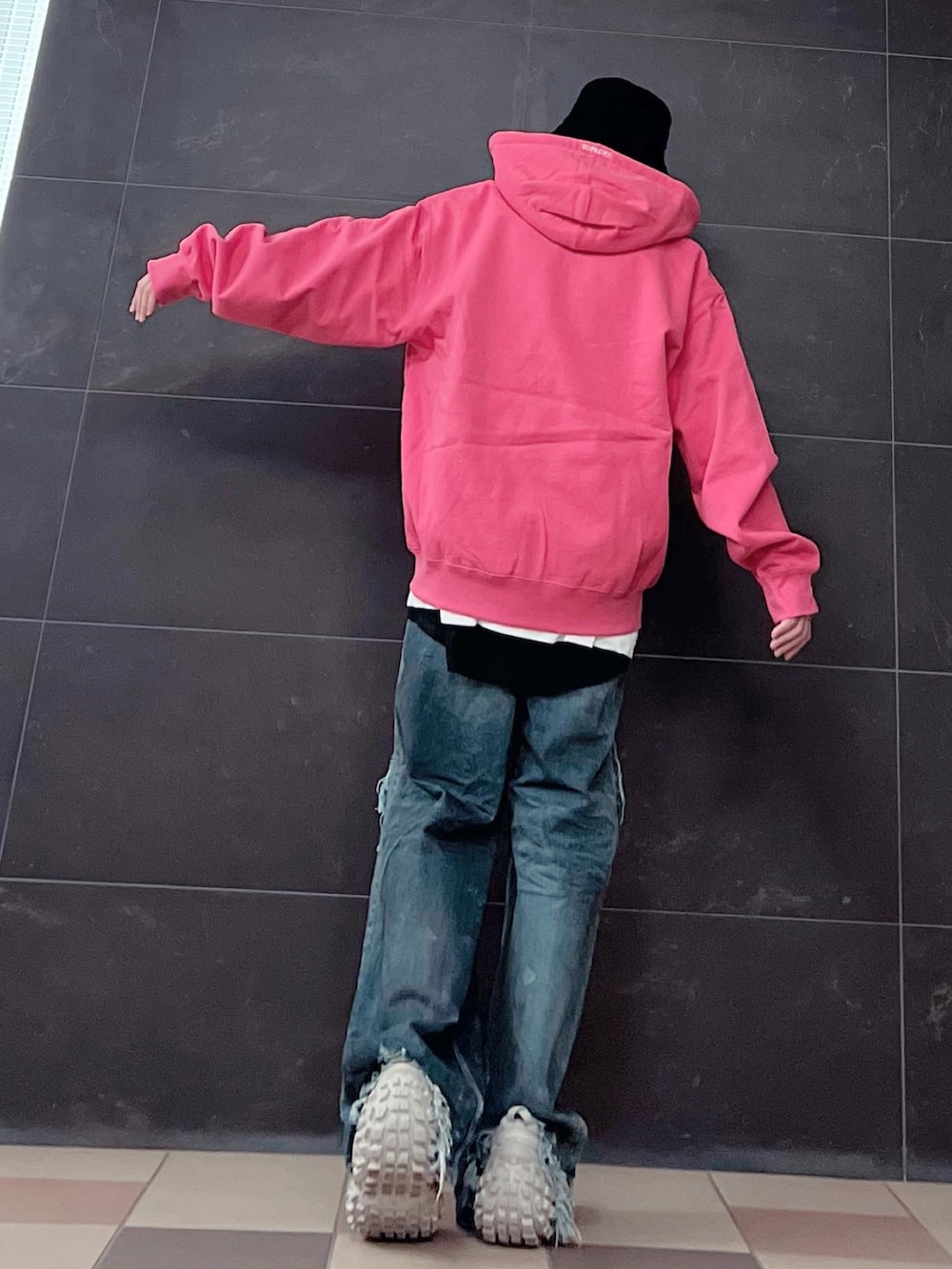 ピンク系のパーカー、ブラック系のタンクトップ、ホワイト系のTシャツ/カットソーを着用したメンズの秋コーディネートの2枚目の写真