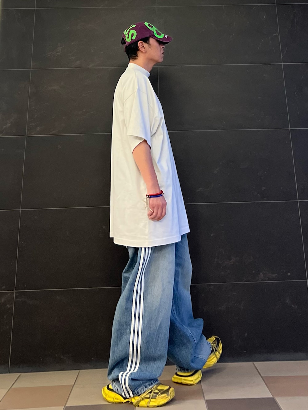 ホワイト系のTシャツ/カットソー、ブルー系のデニムパンツ、ブルー系のデニムパンツを着用したメンズの夏コーディネートの3枚目の写真