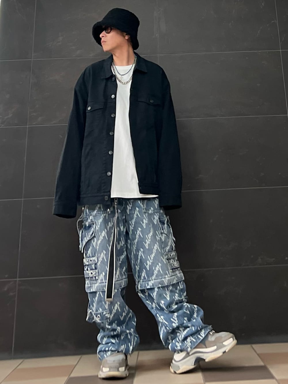 ホワイト系のTシャツ/カットソー、ブラック系のタンクトップ、ブルー系のデニムパンツを着用したメンズの冬コーディネートの4枚目の写真