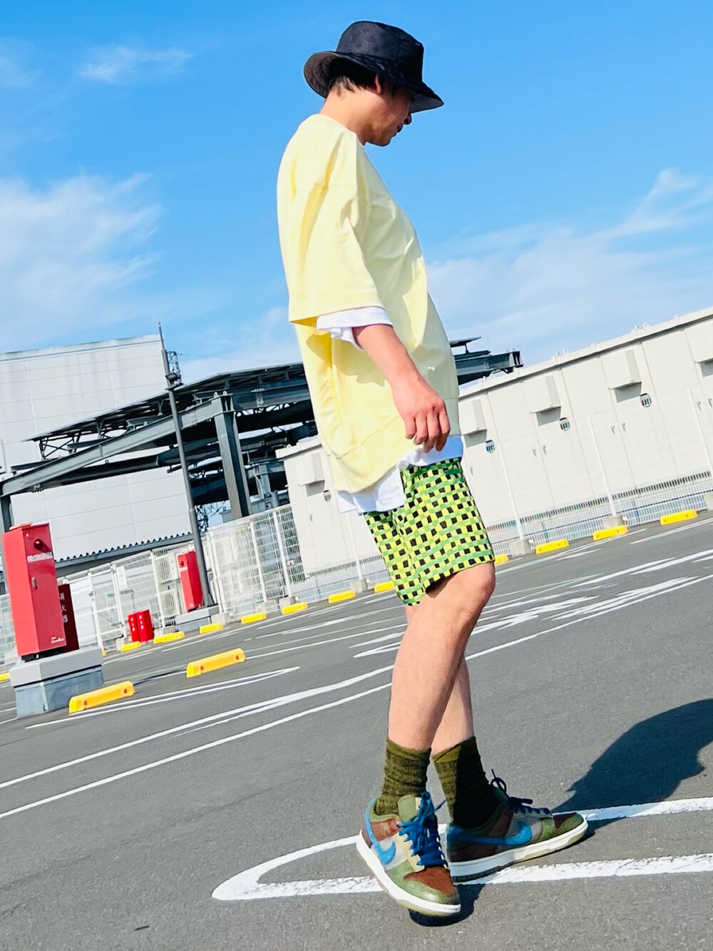 グリーン系のスニーカー、グリーン系のその他パンツ、グリーン系のその他パンツを着用したメンズの春コーディネートの2枚目の写真