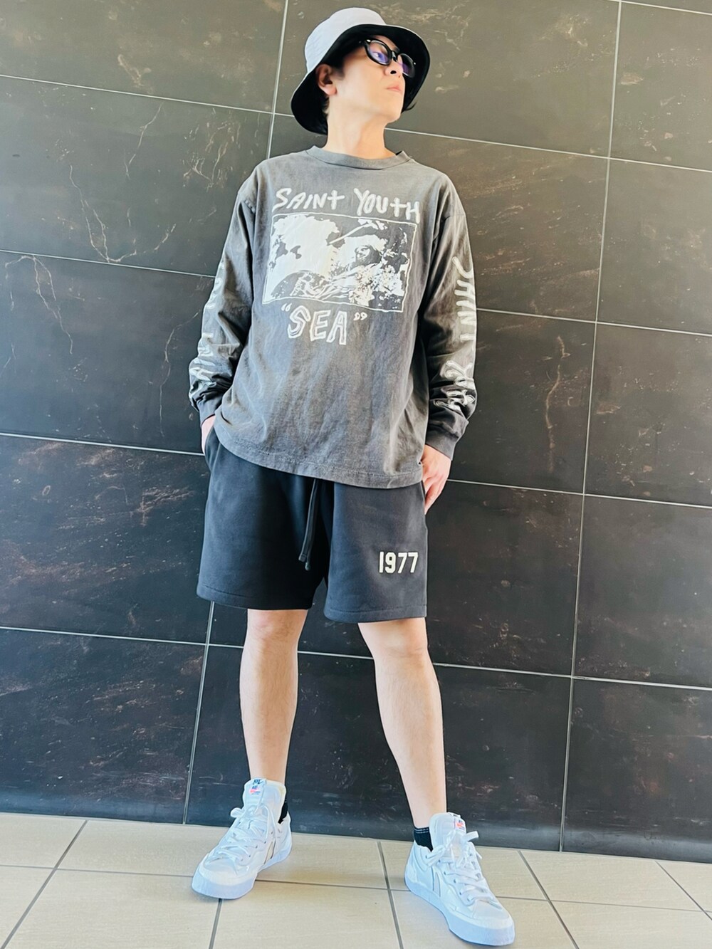 グレー系のTシャツ/カットソー、グレー系のTシャツ/カットソー、ブラック系のスウェットパンツを着用したメンズの春コーディネートの4枚目の写真