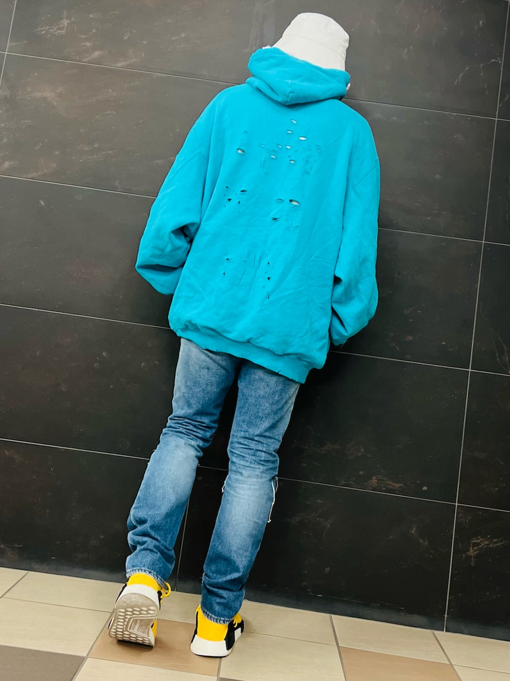 ブルー系のパーカー、ブルー系のデニムパンツ、イエロー系のスニーカーを着用したメンズの秋コーディネートの4枚目の写真