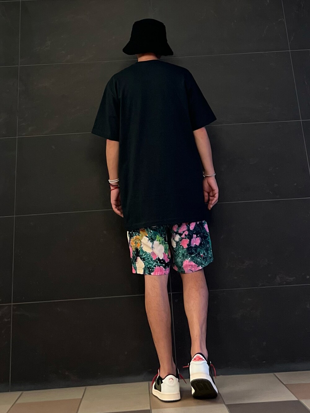 ブラック系のTシャツ/カットソー、その他のその他パンツ、ホワイト系のスニーカーを着用したメンズの秋コーディネートの4枚目の写真