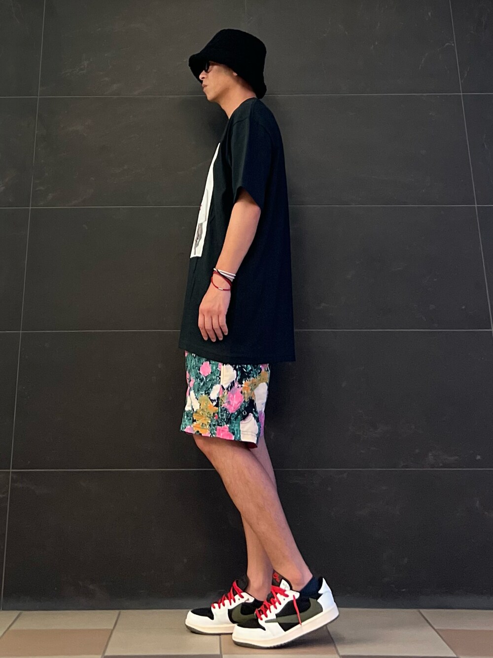 ブラック系のTシャツ/カットソー、その他のその他パンツ、ホワイト系のスニーカーを着用したメンズの秋コーディネートの3枚目の写真