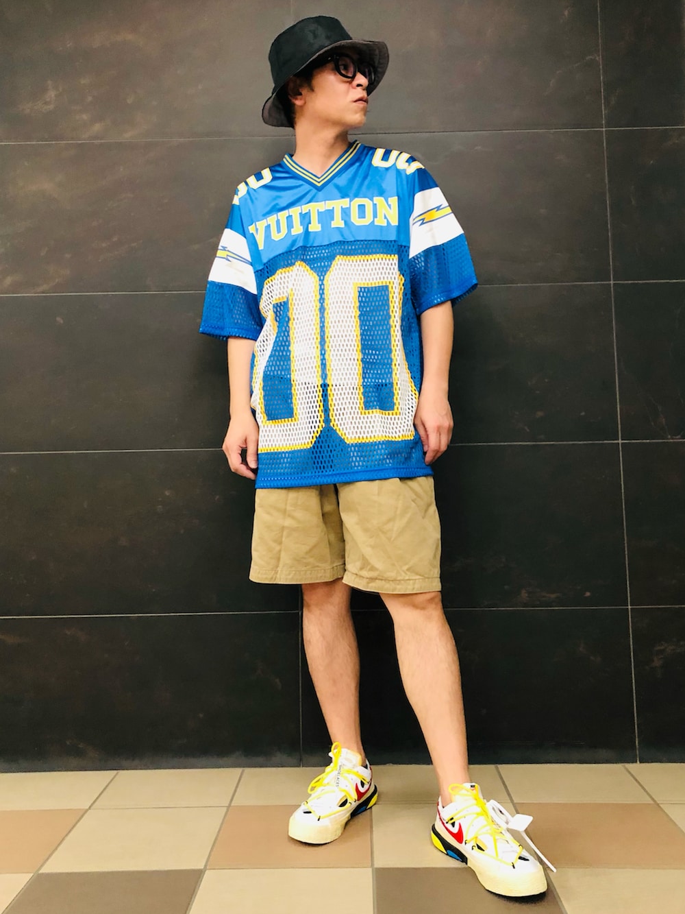 ブルー系のジャージ、ベージュ系のその他パンツ、ホワイト系のスニーカーを着用したメンズの夏コーディネートの2枚目の写真