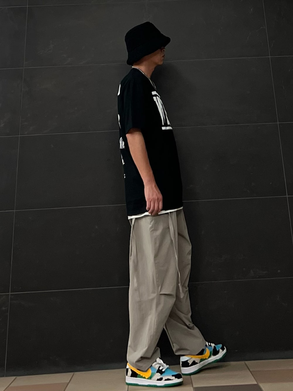 ブラック系のTシャツ/カットソー、ホワイト系のタンクトップ、ベージュ系のカーゴパンツを着用したメンズの秋コーディネートの4枚目の写真