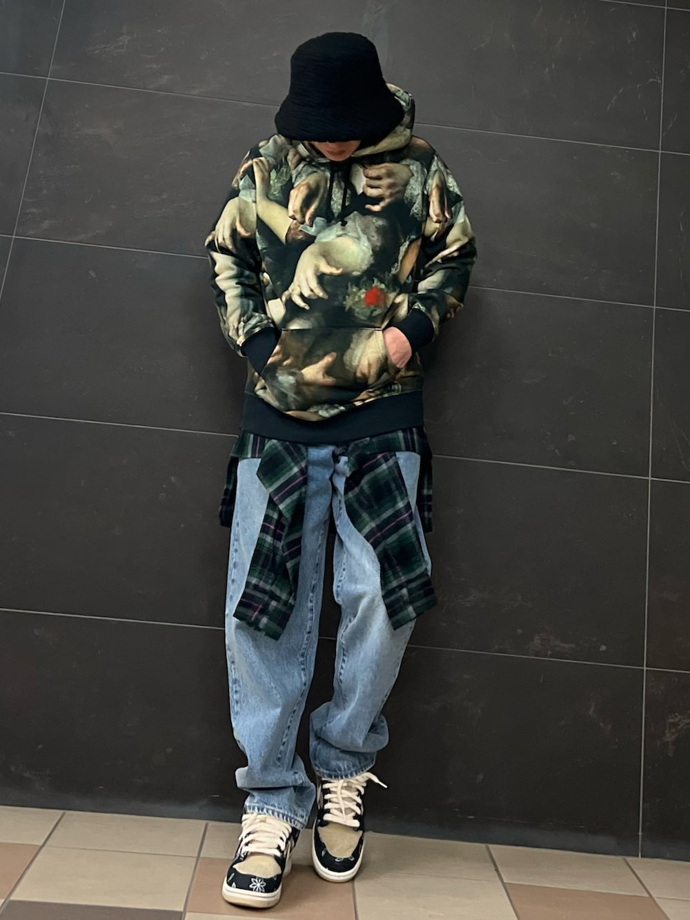 ブルー系のデニムパンツ、ブルー系のデニムパンツ、ブラック系のスニーカーを着用したメンズの春コーディネートの4枚目の写真