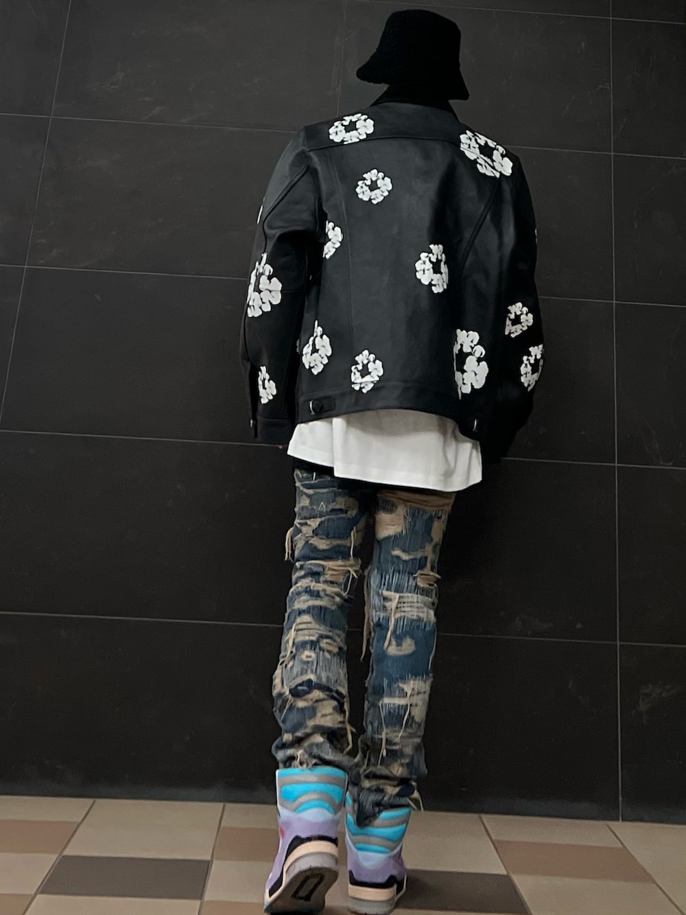 ブルー系のデニムパンツ、その他のスニーカー、ブラック系のブルゾンを着用したメンズの冬コーディネートの4枚目の写真