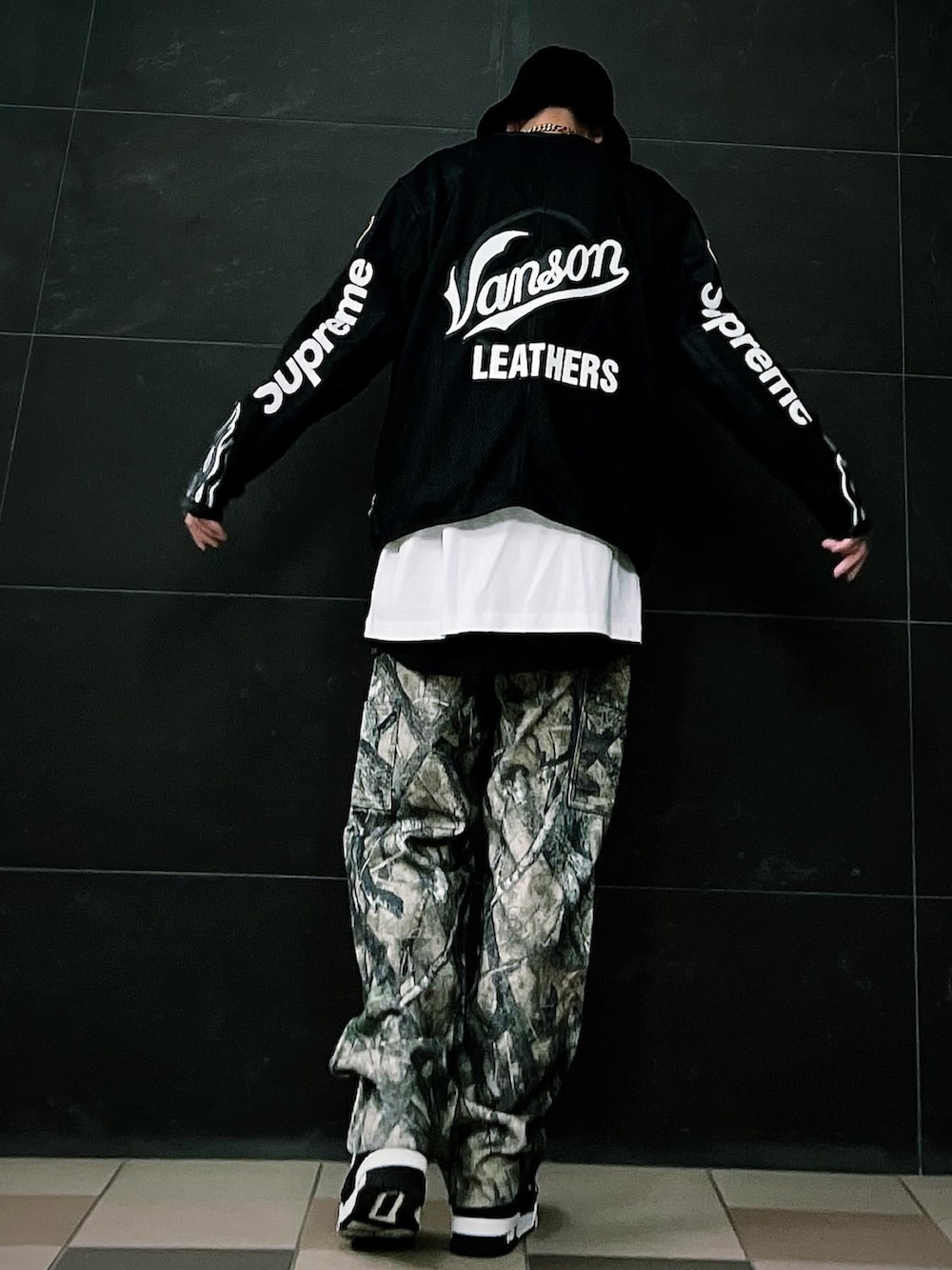 ブラック系のライダースジャケット、ホワイト系のTシャツ/カットソー、ブラック系のタンクトップを着用したメンズの冬コーディネートの2枚目の写真