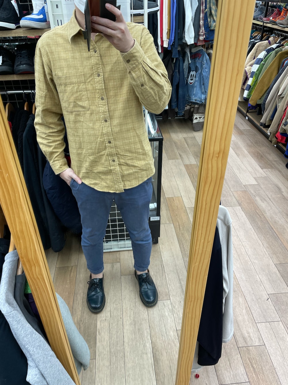 ブルー系のローファー、ベージュ系のテーラードジャケット、ブルー系のデニムパンツを着用したメンズの冬コーディネートの2枚目の写真