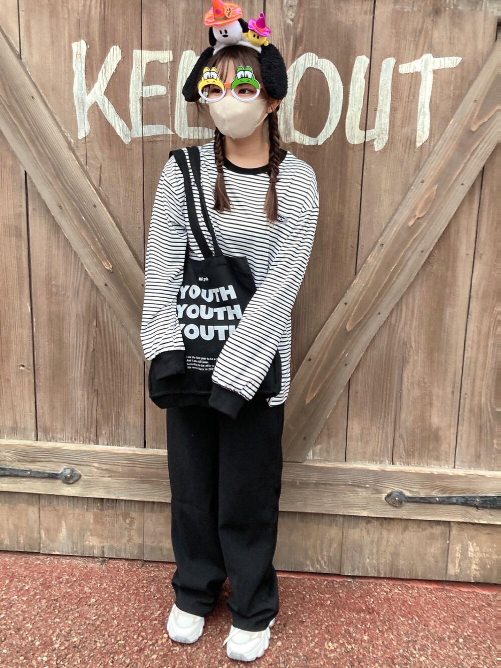 ホワイト系のTシャツ/カットソー、ブラック系のスラックス、ブラック系のトートバッグを着用したレディースの秋コーディネートの2枚目の写真