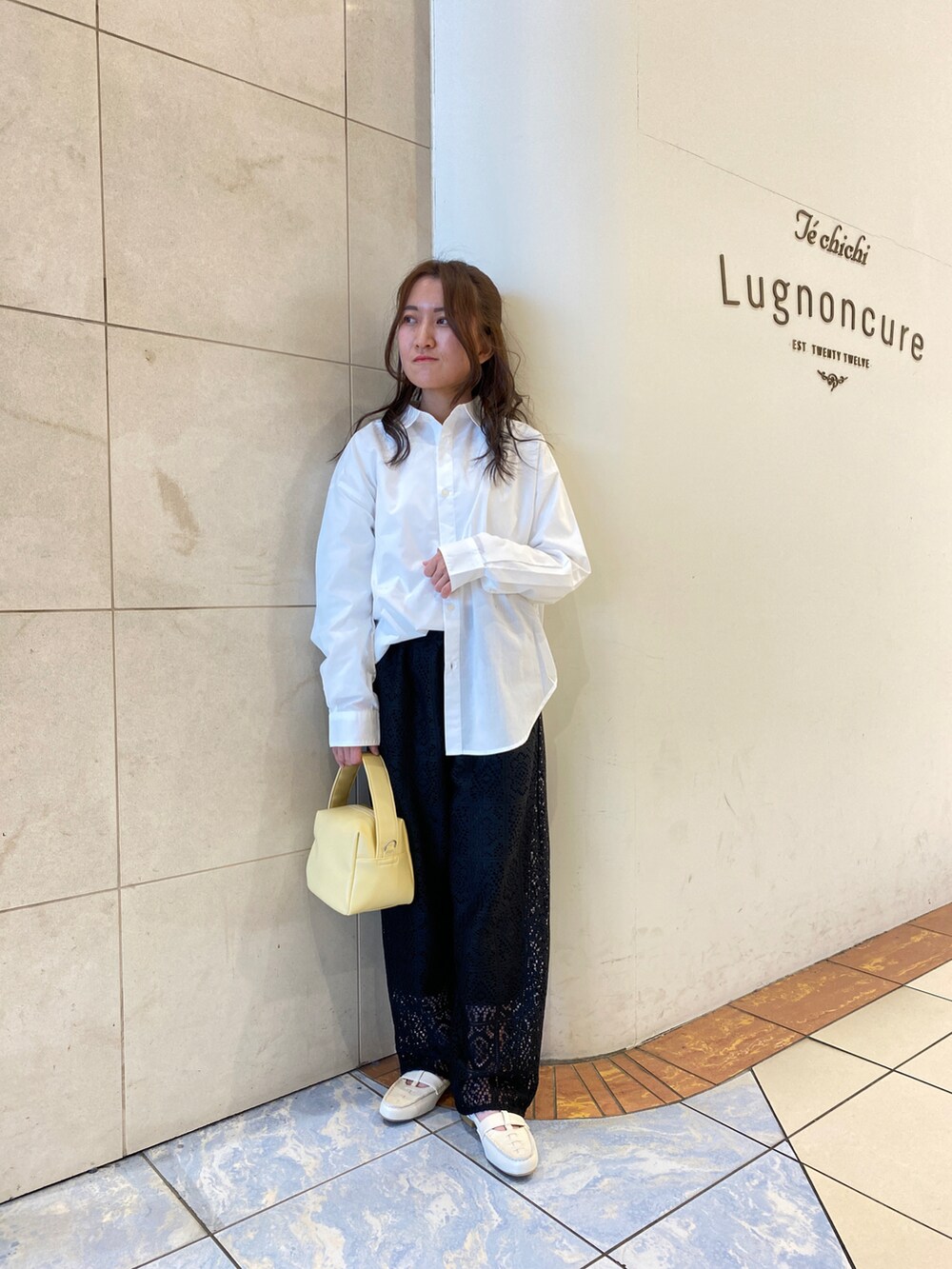 グリーン系のブルゾン、ホワイト系のシャツ/ブラウス、ブラック系のその他パンツを着用したレディースの春コーディネートの2枚目の写真