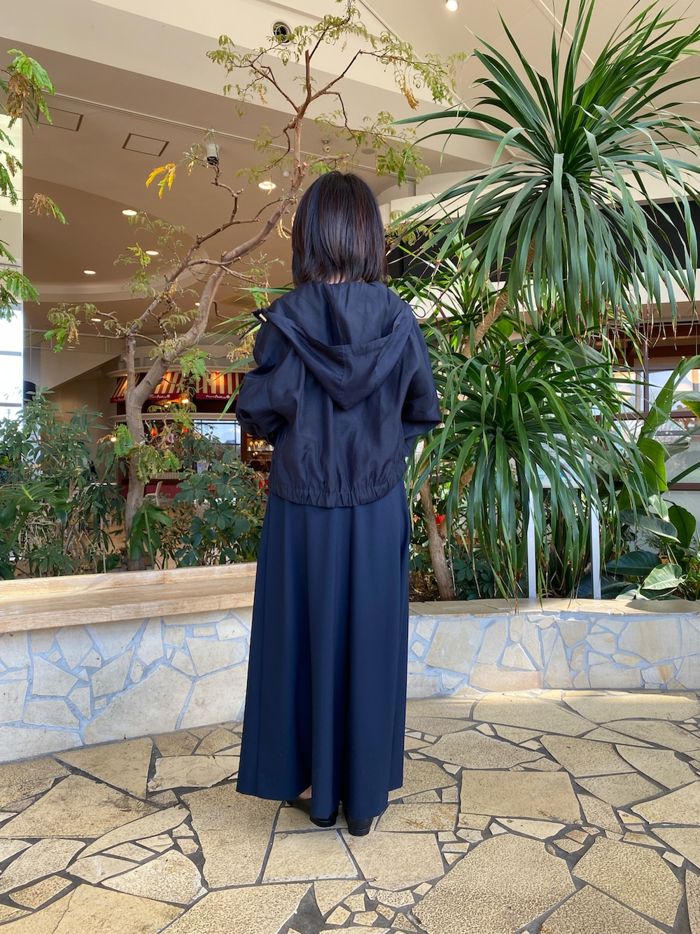 ブラック系のTシャツ/カットソー、ブルー系のシャツ/ブラウス、ブルー系のその他パンツを着用したレディースの春コーディネートの3枚目の写真