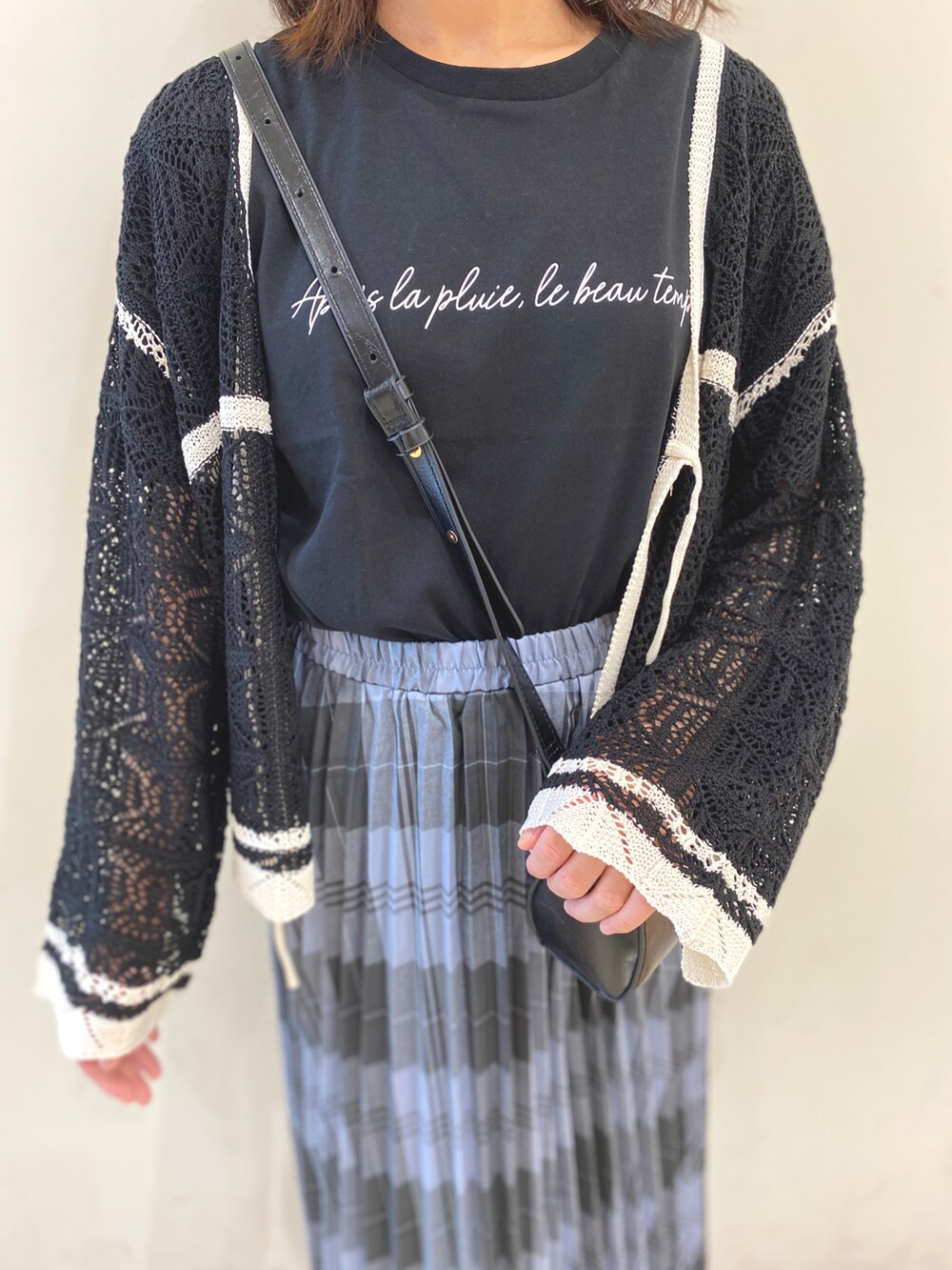 ブラック系のカーディガン/ボレロ、ブラック系のTシャツ/カットソー、ブラック系のハンドバッグを着用したレディースの春コーディネートの3枚目の写真