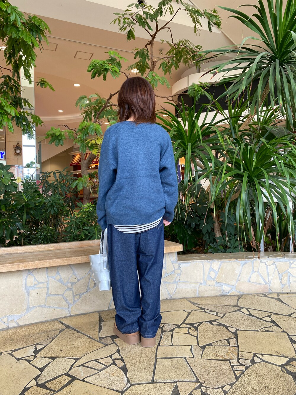 ホワイト系のTシャツ/カットソー、ブルー系のカーディガン/ボレロ、ブルー系のその他パンツを着用したレディースの秋コーディネートの3枚目の写真