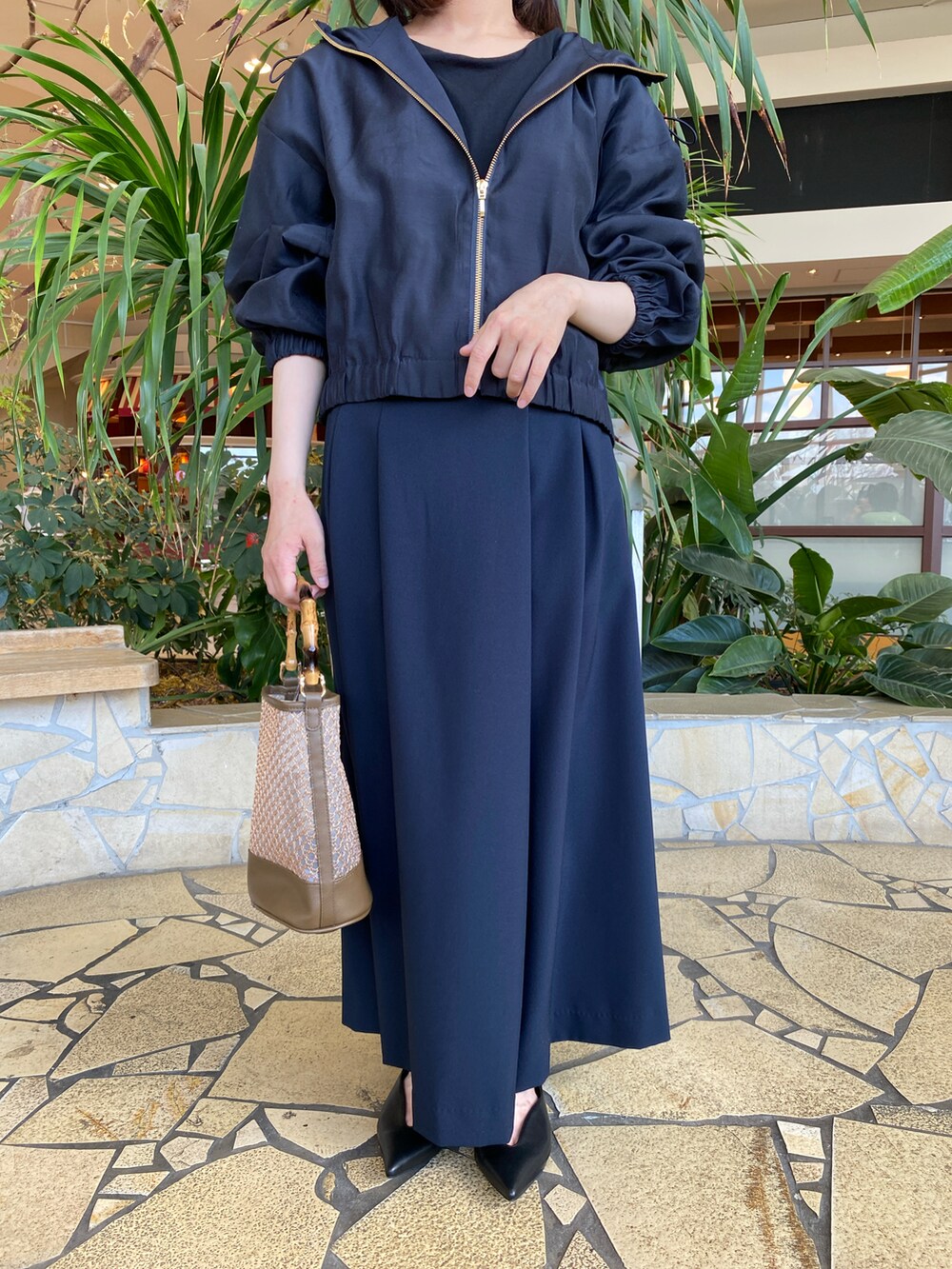 ブラック系のTシャツ/カットソー、ブルー系のシャツ/ブラウス、ブルー系のその他パンツを着用したレディースの春コーディネートの4枚目の写真