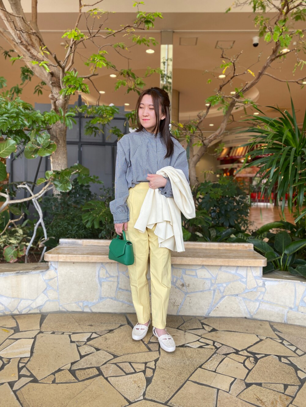 ブラック系のシャツ/ブラウス、ホワイト系のカーディガン/ボレロ、グリーン系のハンドバッグを着用したレディースの春コーディネートの2枚目の写真