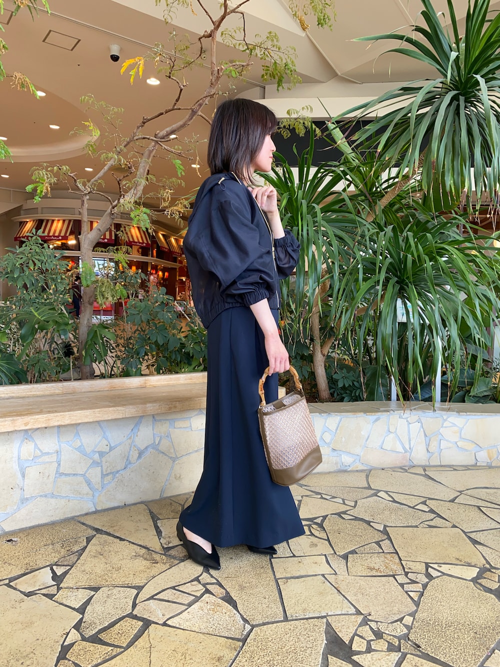 ブラック系のTシャツ/カットソー、ブルー系のシャツ/ブラウス、ブルー系のその他パンツを着用したレディースの春コーディネートの2枚目の写真