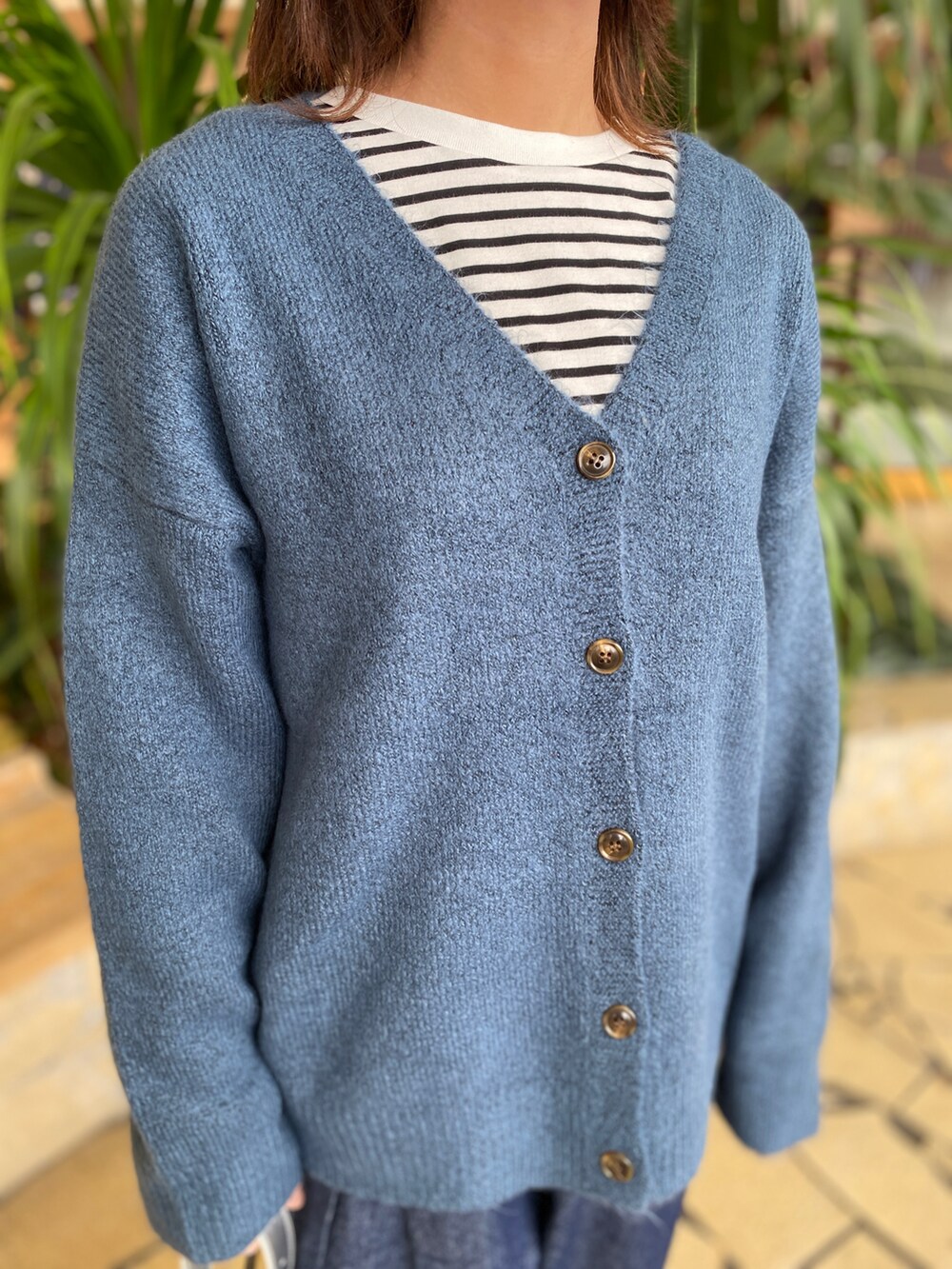 ホワイト系のTシャツ/カットソー、ブルー系のカーディガン/ボレロ、ブルー系のその他パンツを着用したレディースの秋コーディネートの4枚目の写真