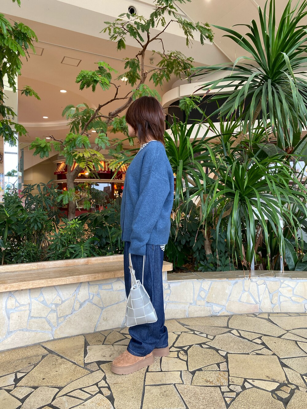 ホワイト系のTシャツ/カットソー、ブルー系のカーディガン/ボレロ、ブルー系のその他パンツを着用したレディースの秋コーディネートの2枚目の写真