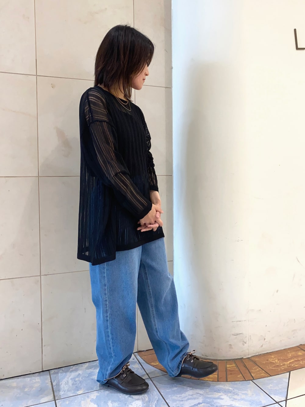 ブラック系のタンクトップ、ブラック系のニット/セーター、ブルー系のその他パンツを着用したレディースの春コーディネートの2枚目の写真