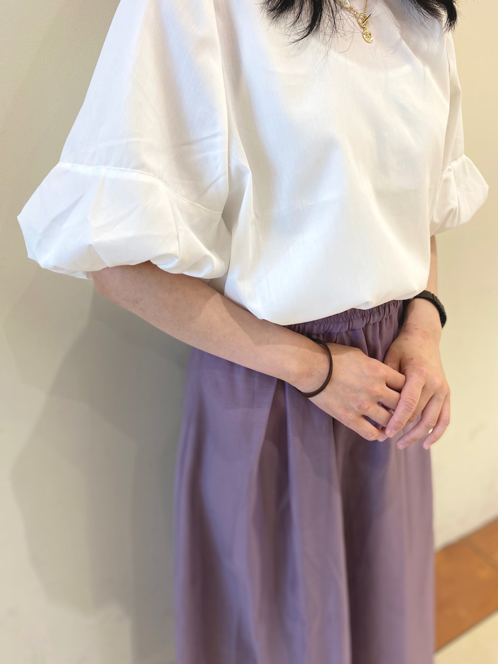 ホワイト系のシャツ/ブラウス、パープル系のスカート、ホワイト系のサンダルを着用したレディースの春コーディネートの3枚目の写真