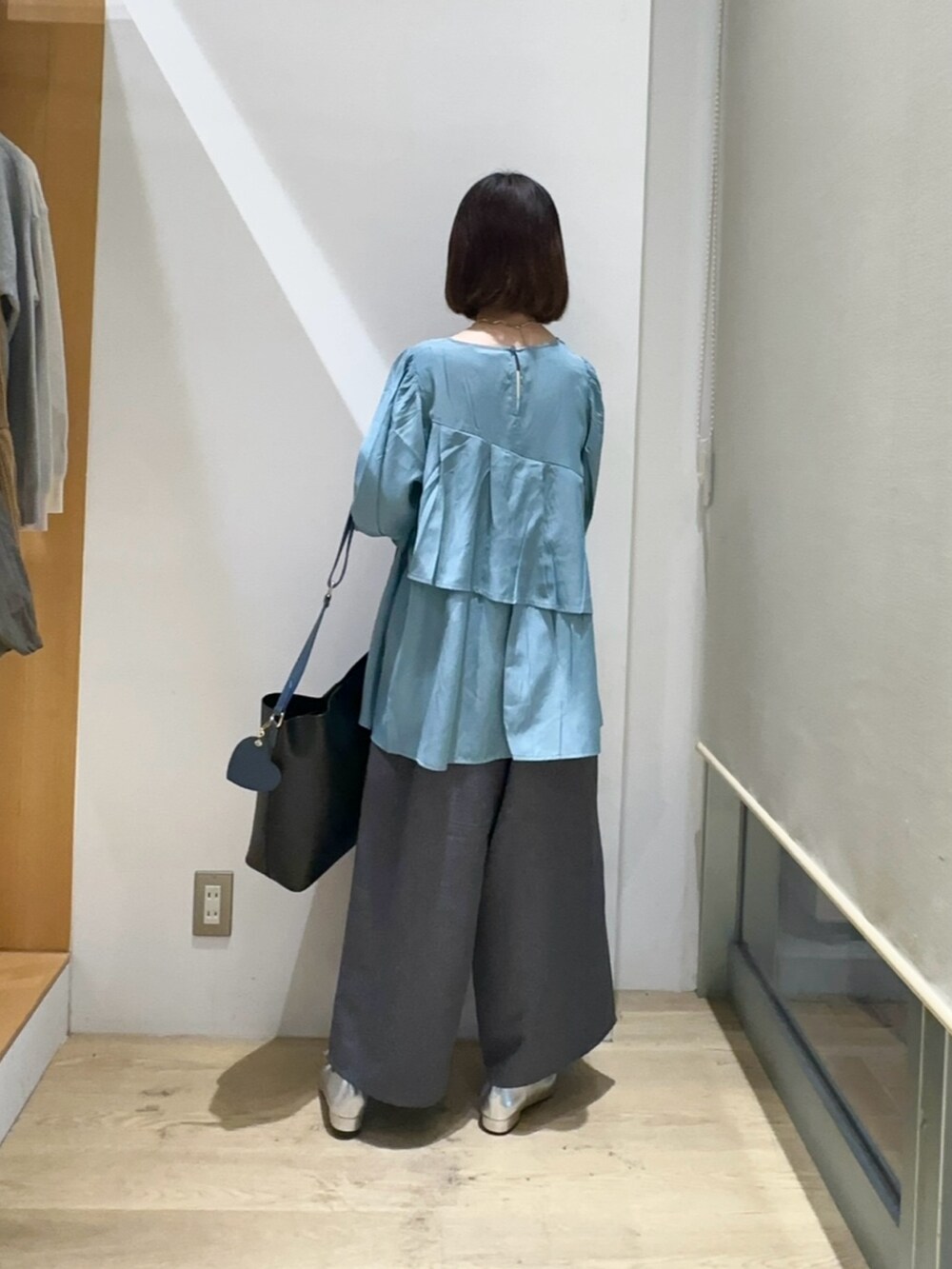 ブルー系のシャツ/ブラウス、ブラック系のショルダーバッグ、グレー系のその他パンツを着用したレディースの秋コーディネートの3枚目の写真