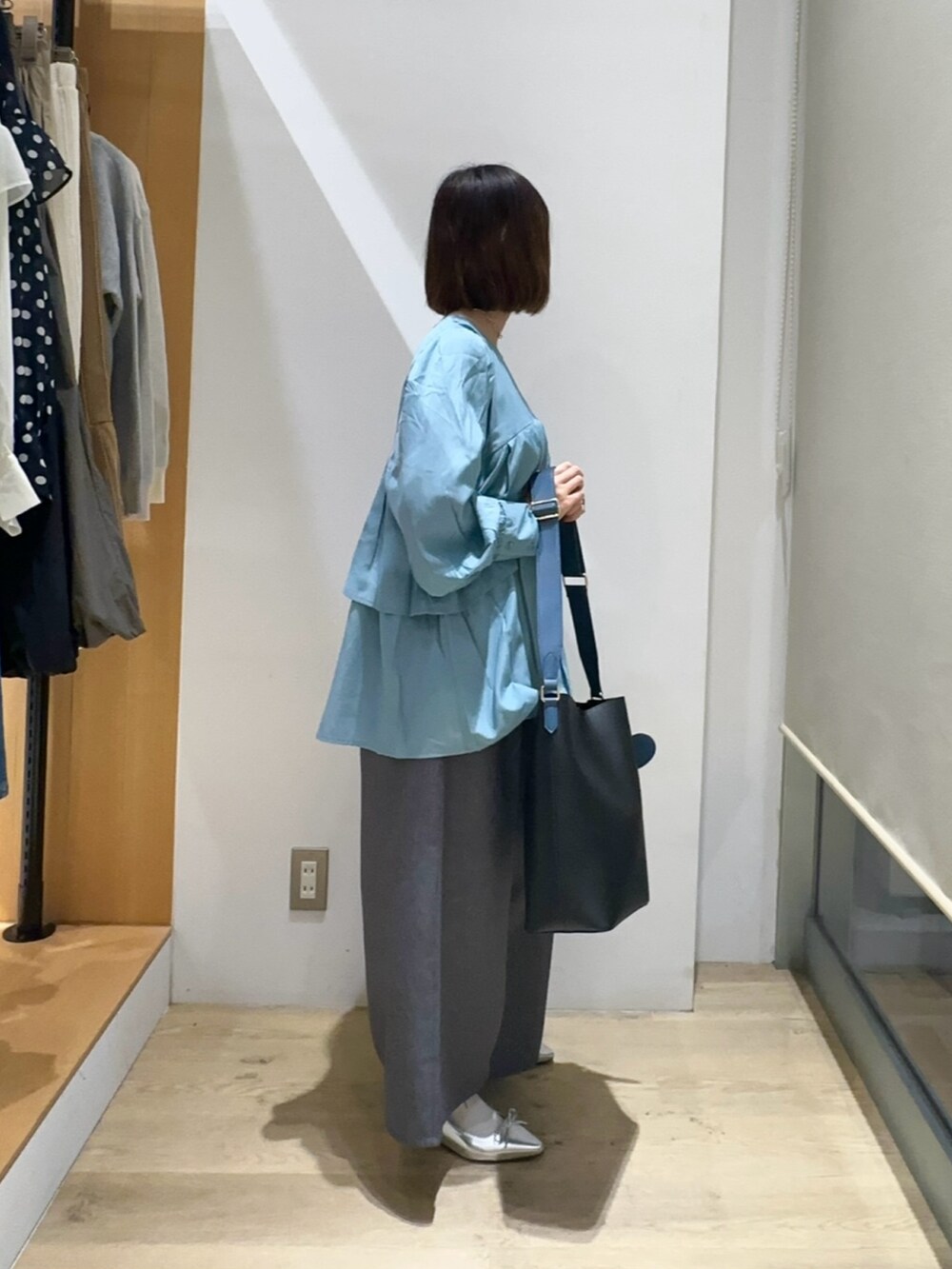 ブルー系のシャツ/ブラウス、ブラック系のショルダーバッグ、グレー系のその他パンツを着用したレディースの秋コーディネートの2枚目の写真