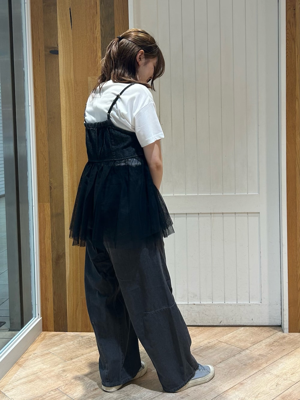 ブラック系のシャツ/ブラウスを着用したレディースの夏コーディネートの2枚目の写真