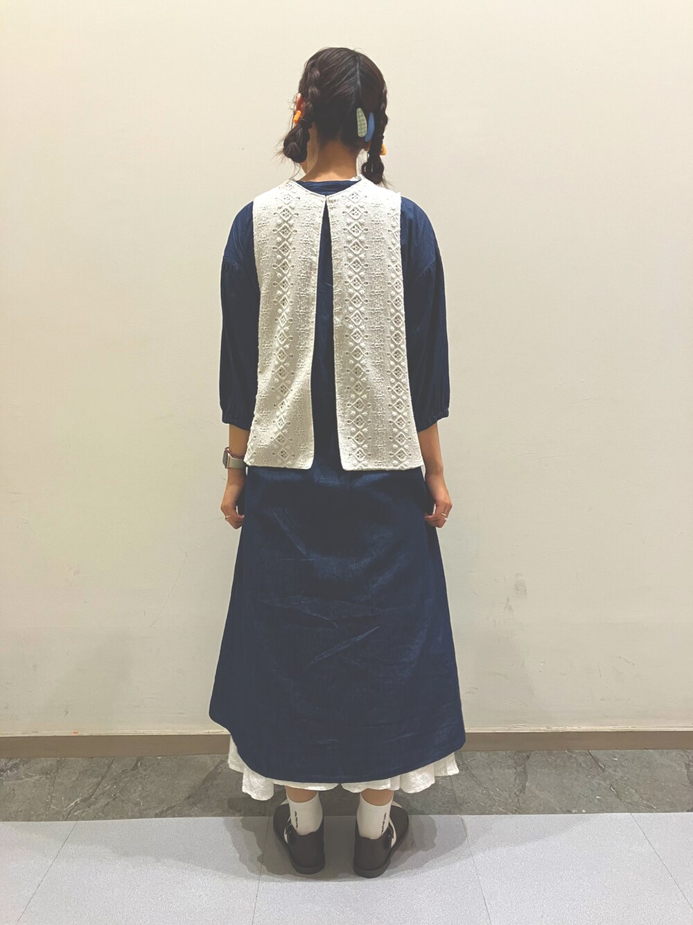 ブラウン系のサンダル、ブルー系のワンピース、ホワイト系のスカートを着用したレディースの春コーディネートの2枚目の写真