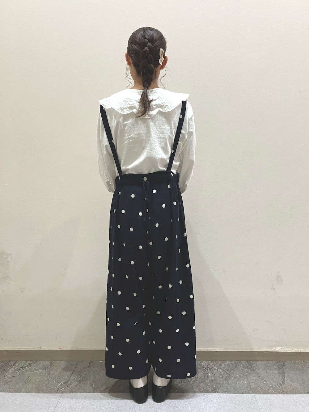 「付け襟、春夏コーデ、サロペット、ドット柄、Samansa Mos2、SM2、カンカン帽、Tシャツ、サマンサ モスモス(Samansa Mos2)、ナチュラル、ナチュラルガーリー、リンネル、ドット、袖ボリューム」|「Samansa Mos2のロゴプリント袖タックTシャツ(Tシャツ/カットソー、ホワイト系)」を使った、い け の う え 🌷さん(レディース・167cm)の春コーディネートの2枚目の写真