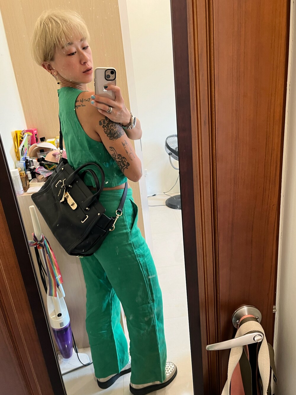 シルバー系のその他シューズを着用したレディースの春コーディネートの3枚目の写真