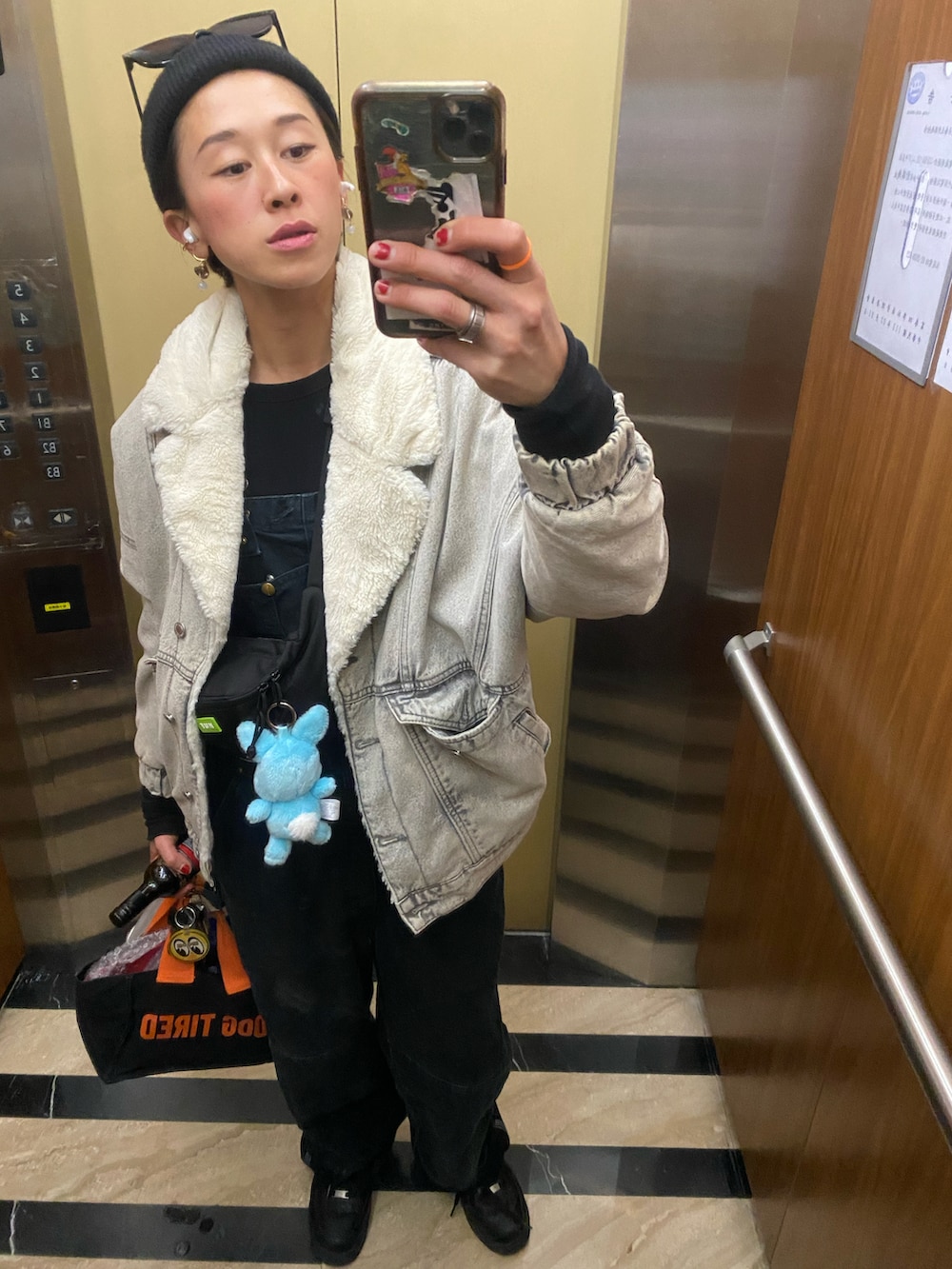 ブラック系のサロペット/オーバーオール、ブラック系のスニーカー、シルバー系の腕時計を着用したレディースの春コーディネートの5枚目の写真