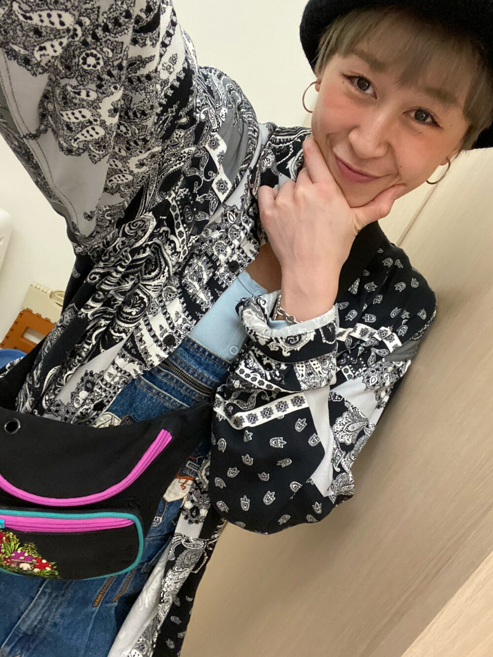 その他のシャツ/ブラウス、ブラック系のシューズ、ブラック系のショルダーバッグを着用したレディースの春コーディネートの3枚目の写真