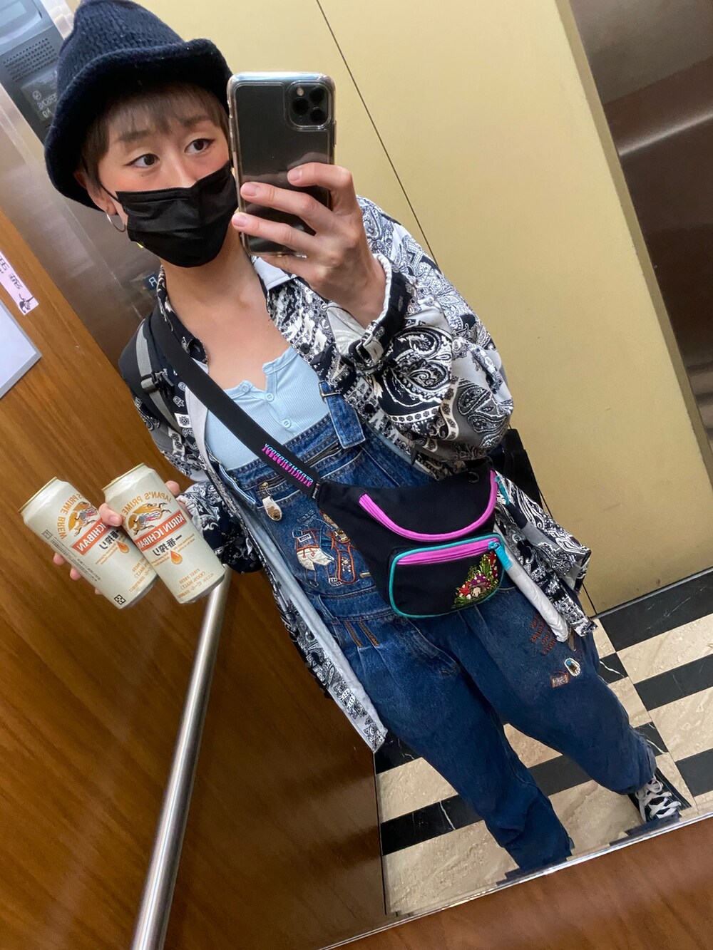 その他のシャツ/ブラウス、ブラック系のシューズ、ブラック系のショルダーバッグを着用したレディースの春コーディネートの2枚目の写真