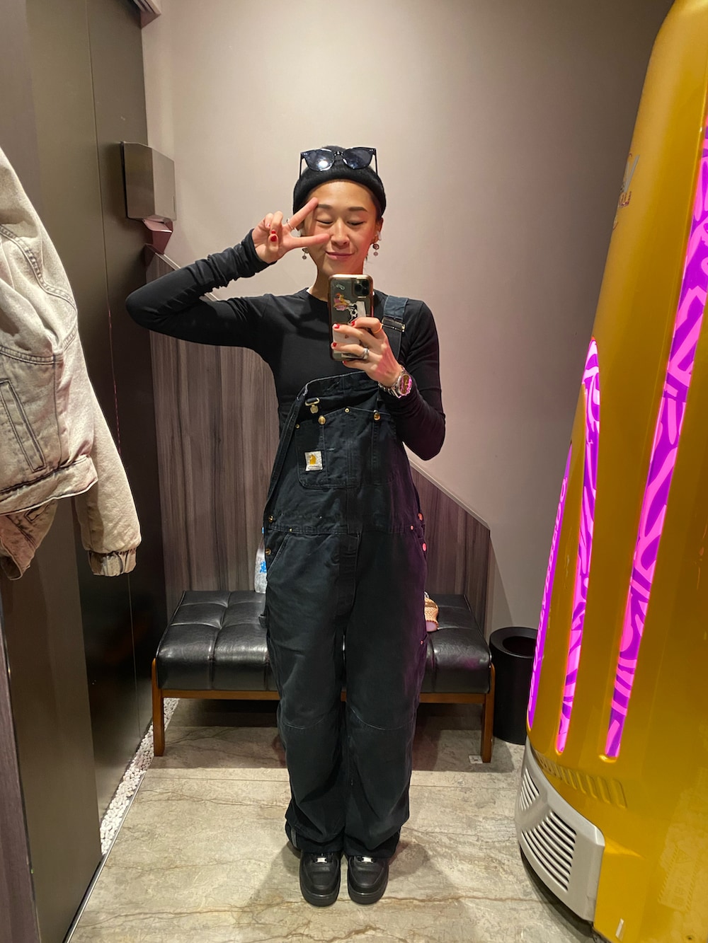 ブラック系のサロペット/オーバーオール、ブラック系のスニーカー、シルバー系の腕時計を着用したレディースの春コーディネートの3枚目の写真