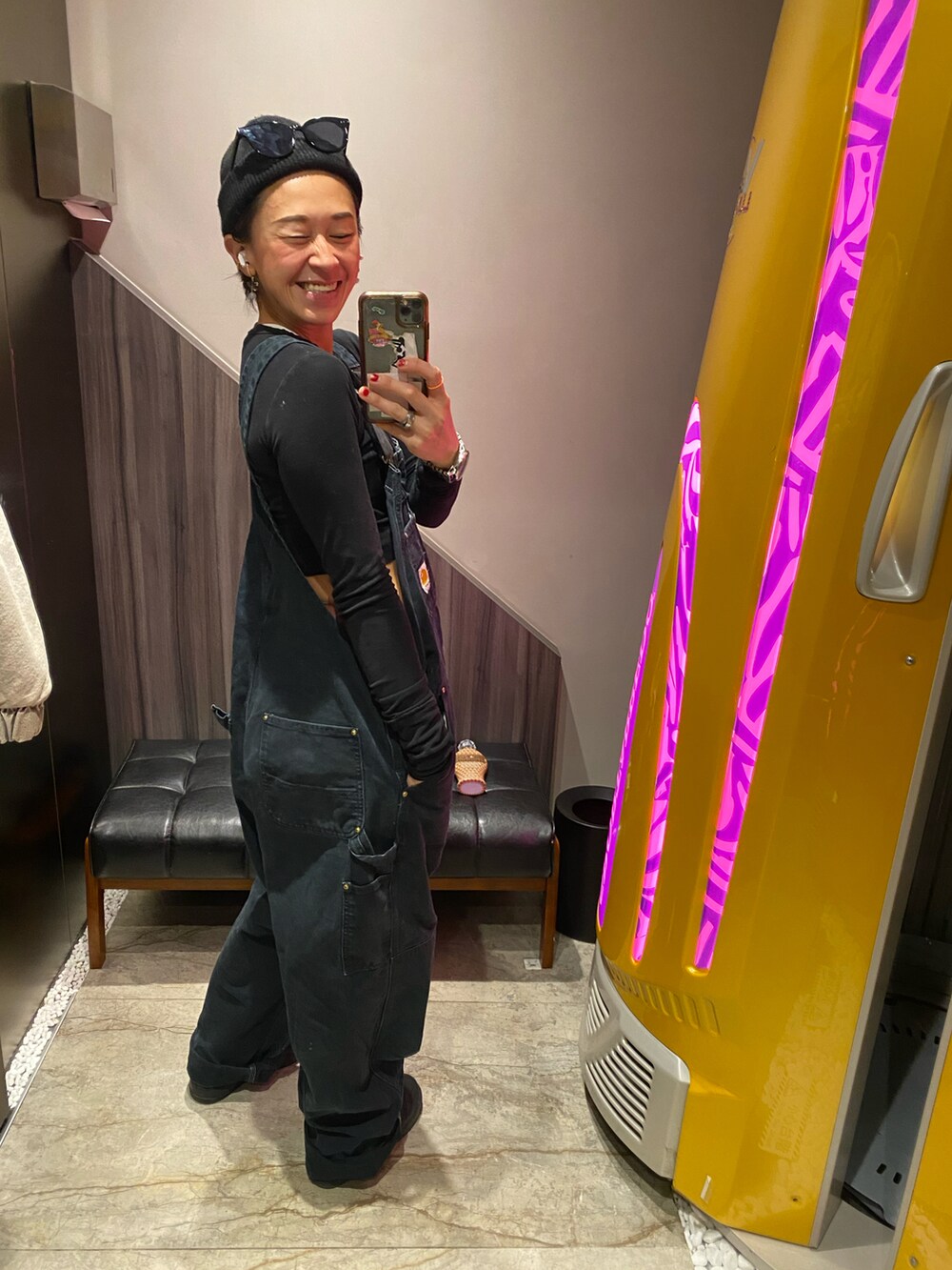 ブラック系のサロペット/オーバーオール、ブラック系のスニーカー、シルバー系の腕時計を着用したレディースの春コーディネートの4枚目の写真