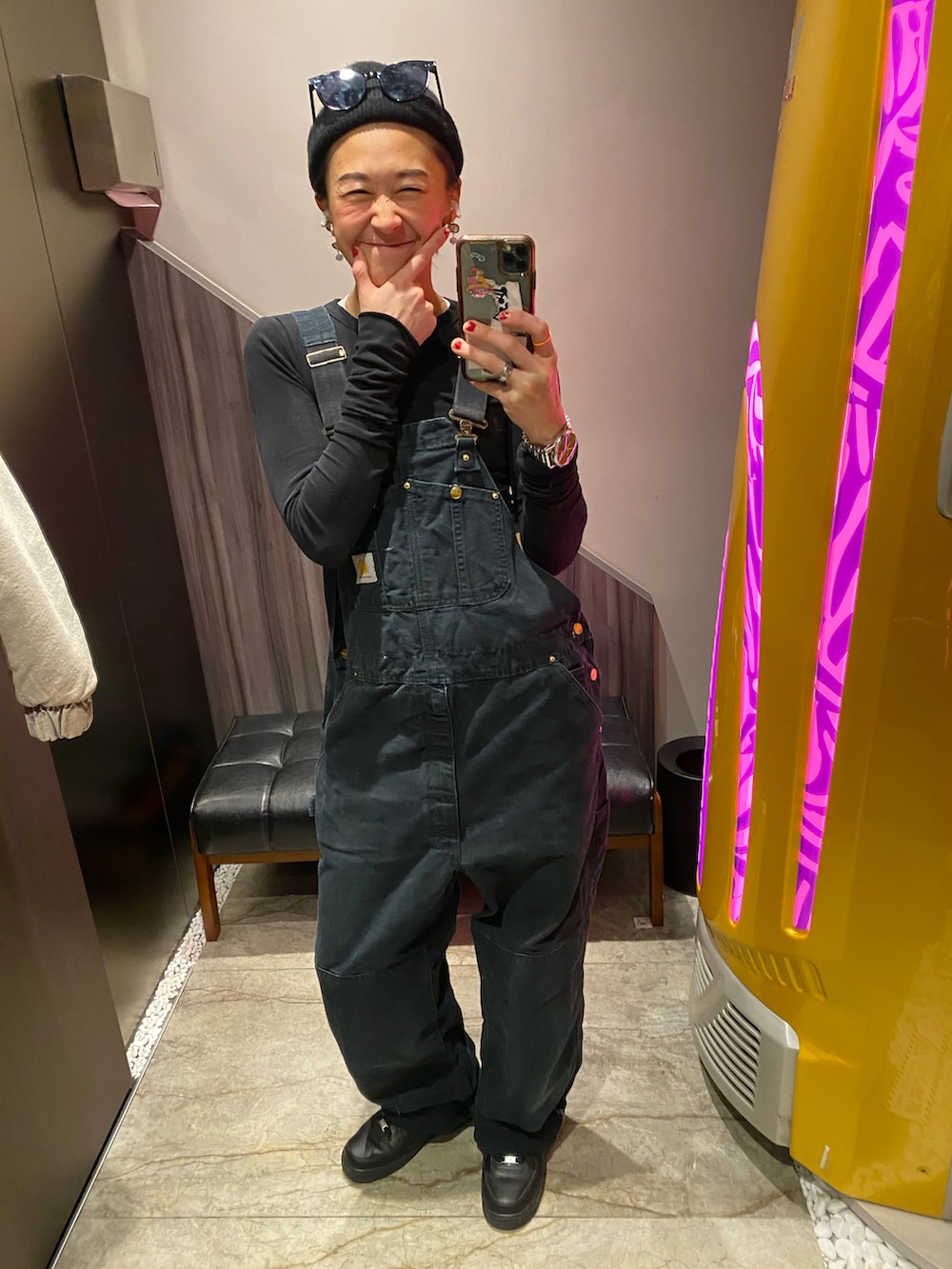 ブラック系のサロペット/オーバーオール、ブラック系のスニーカー、シルバー系の腕時計を着用したレディースの春コーディネートの2枚目の写真