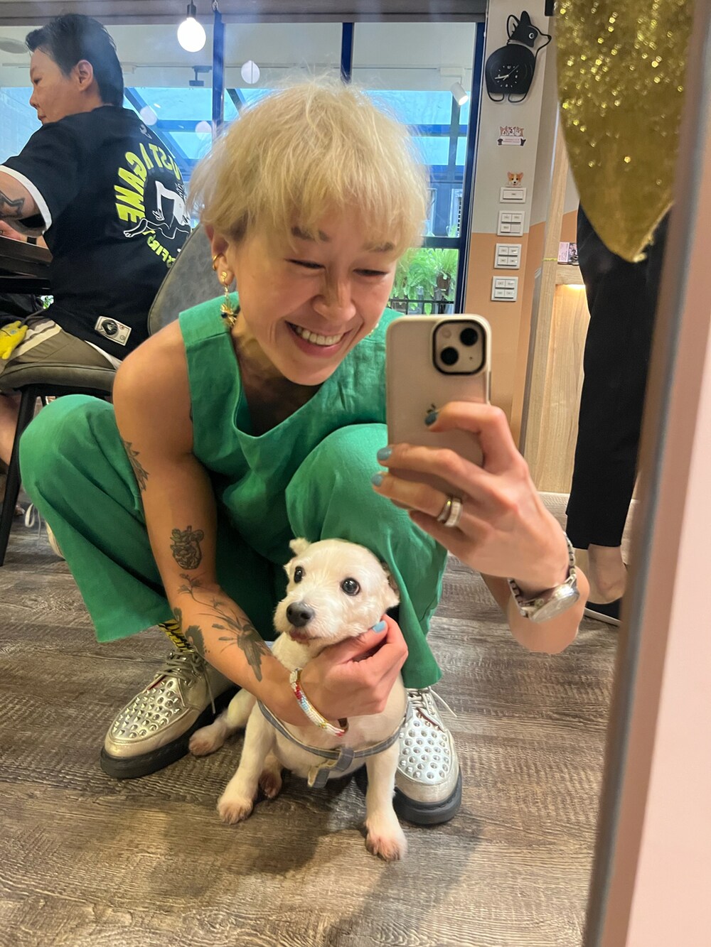 シルバー系のその他シューズを着用したレディースの春コーディネートの2枚目の写真