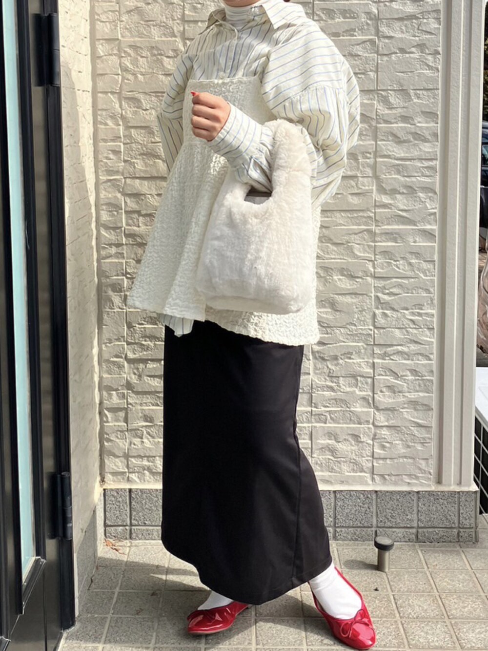 ホワイト系のシャツ/ブラウス、ホワイト系のシャツ/ブラウス、ブラック系のスカートを着用したレディースの春コーディネートの2枚目の写真