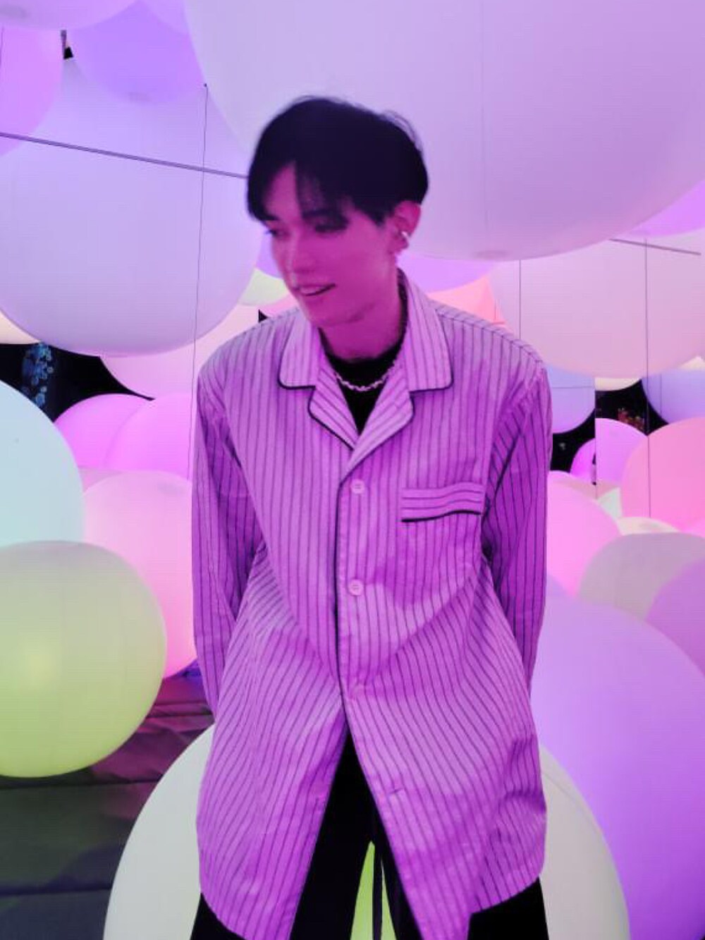 ブラック系のスウェットパンツ、ブラック系のテーラードジャケット、パープル系のルームウェア/パジャマを着用したメンズの冬コーディネートの2枚目の写真