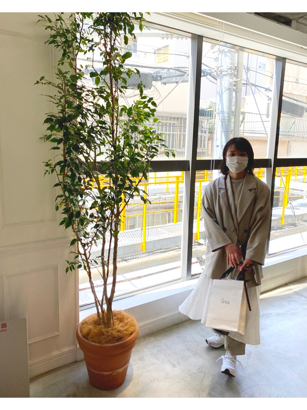 「春コーデ、大人カジュアル、お洒落さんとつながりたい、きれいめカジュアル、ワンピース、スニーカーコーデ、ワントーンコーデ、ジャケット、ジャケットスタイル、ジャケットコーデ」｜「LOWRYS FARMの2WAYミドルショルダーBAG 947104（ショルダーバッグ、ブラウン系）」を使った、mana1413さん（レディース・164cm）の春コーディネートの2枚目の写真